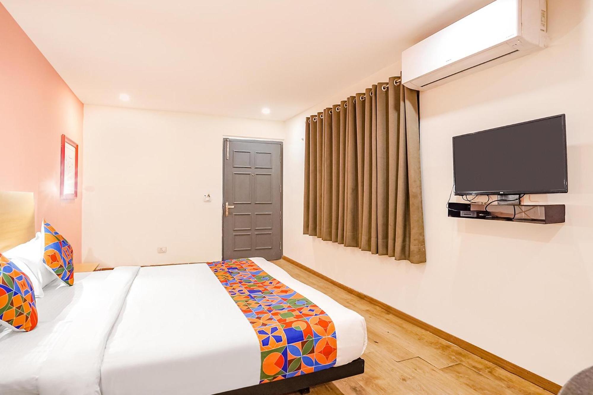 Super Townhouse O Hotel Aditya Residency Near Parthala Over Bridge Sector 121 Noida Indirapuram Exterior photo