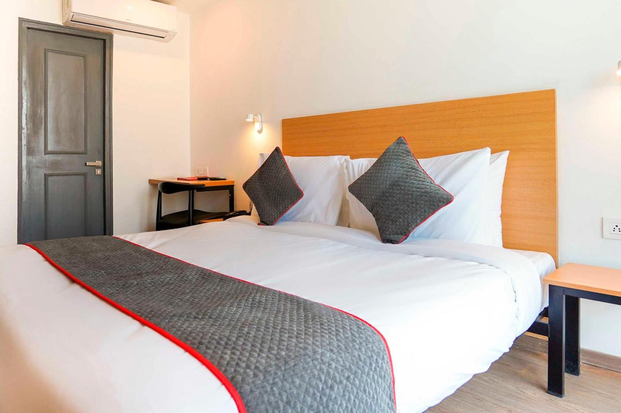 Super Townhouse O Hotel Aditya Residency Near Parthala Over Bridge Sector 121 Noida Indirapuram Exterior photo